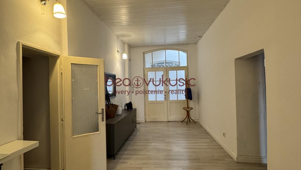 NA PRENÁJOM_výhľad z balkóna na Urbanovu vežu_Košice_115 m2_3,5 izby
