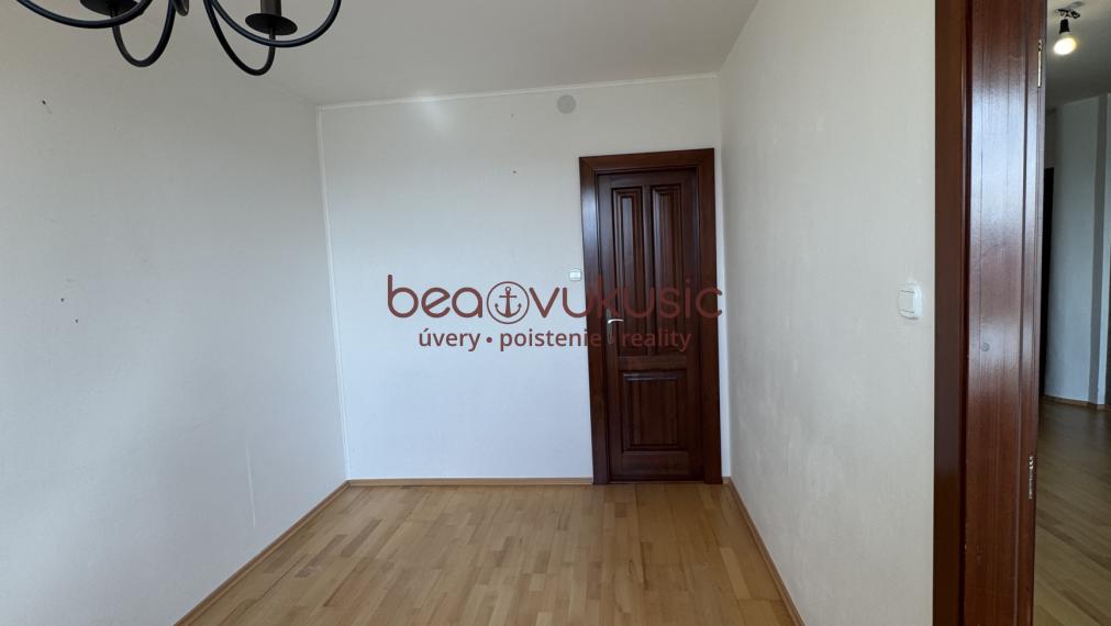 NA PREDAJ_1 izbový byt_kompletná rekonštrukcia_Furča_43 m2_veľká zasklená loggia_špajza_pivnica