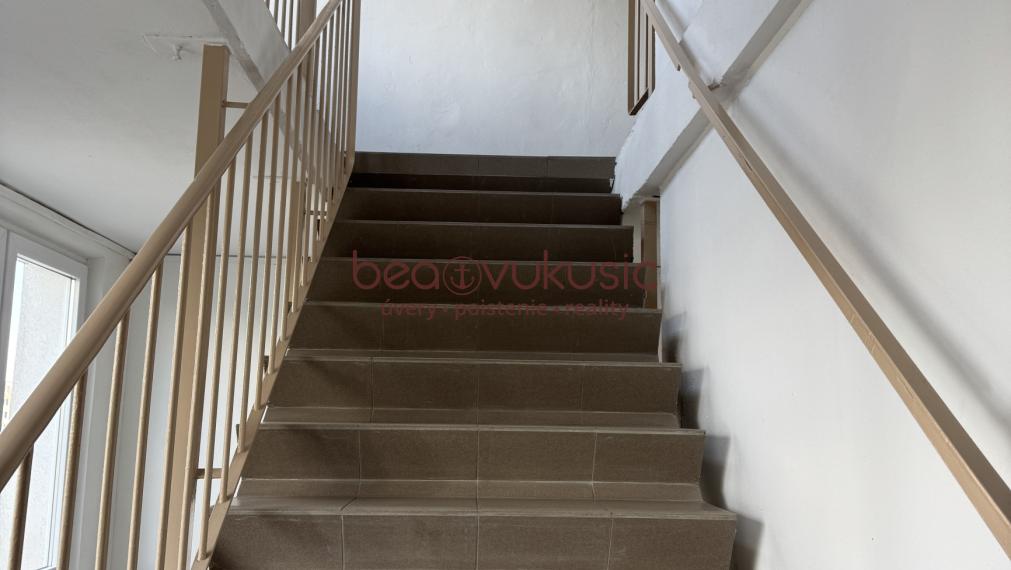 NA PREDAJ_1 izbový byt_kompletná rekonštrukcia_Furča_43 m2_veľká zasklená loggia_špajza_pivnica