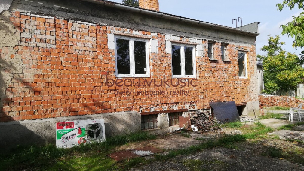 NA PREDAJ_nedokončená budova Domu služieb v SEJKOVE