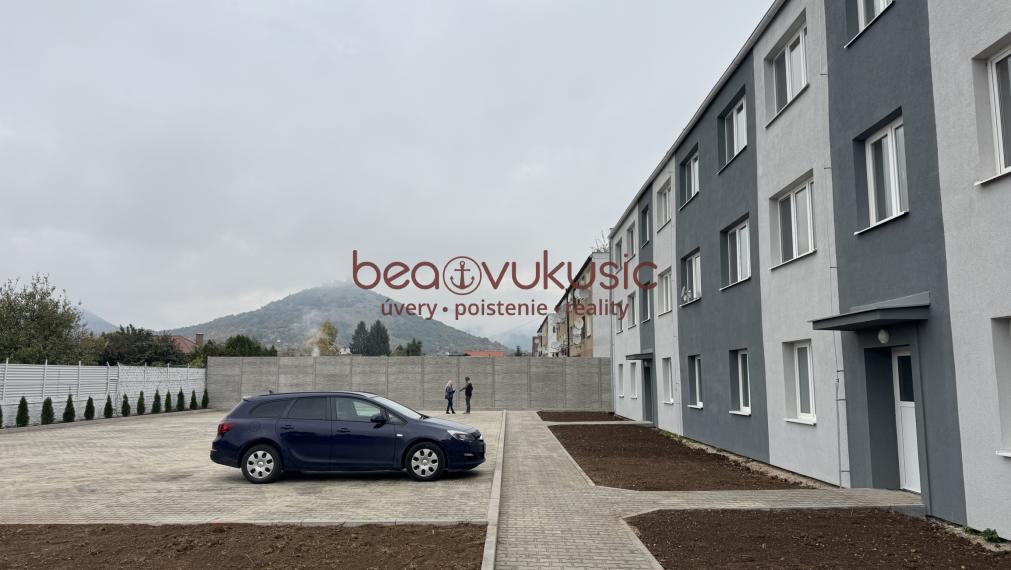 NA PREDAJ_"TURŇA LIVING"_obnovený bytový dom_16 bytov_2 izbák_prízemie_55m2_87.900€