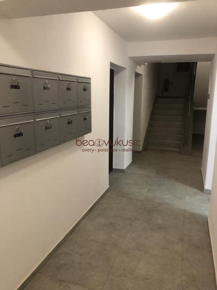 NA PREDAJ_"TURŇA LIVING"_obnovený bytový dom_16 bytov_2 izbák_1. posch._55m2_98.000€