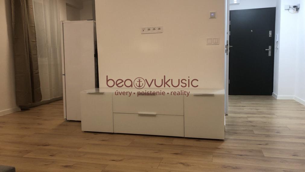 NA PREDAJ_"TURŇA LIVING"_obnovený bytový dom_16 bytov_2 izbák_1. posch._55m2_98.000€