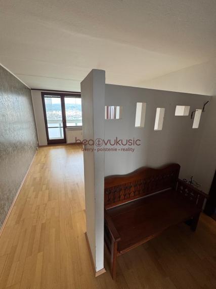 NA PREDAJ_1 izbový byt_kompletná rekonštrukcia_Furča_43 m2_veľká zasklená loggia_špajza_pivnica