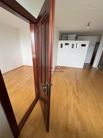 NA PREDAJ_1 izbový byt_kompletná rekonštrukcia_Furča_43 m2_veľká zasklená loggia_špajza_pivnica