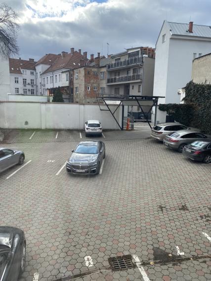 NA PRENÁJOM - parkovacie miesta v areáli Vrátnej ul. v Košiciach_za rampou