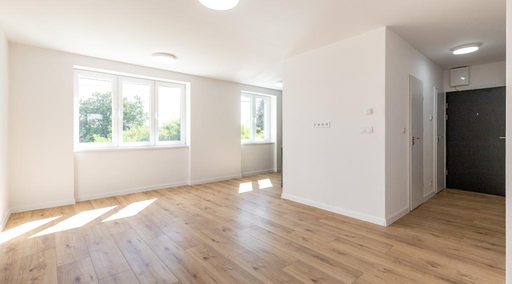 NA PREDAJ_"TURŇA LIVING"_obnovený bytový dom_16 bytov_2 izbák_1. posch._55m2_92.900€