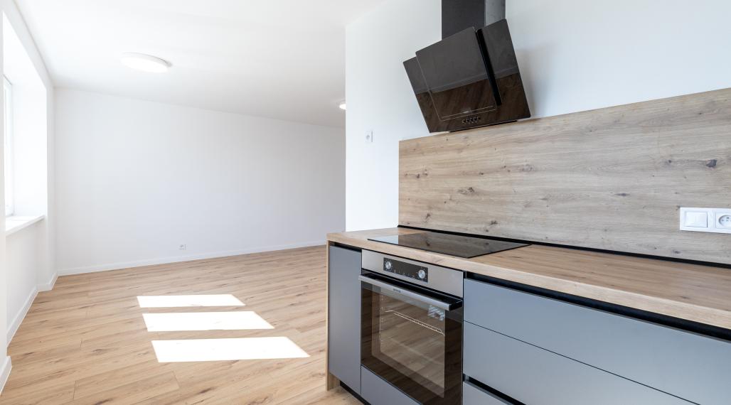 NA PREDAJ_"TURŇA LIVING"_obnovený bytový dom_16 bytov_3 izbák_1. posch._68m2_113.900€