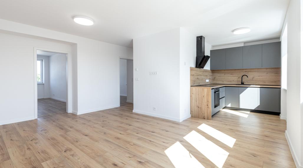 NA PREDAJ_"TURŇA LIVING"_obnovený bytový dom_16 bytov_3 izbák_2. posch._68m2_111.900€