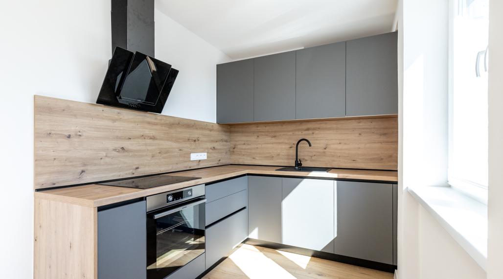 NA PREDAJ_"TURŇA LIVING"_obnovený bytový dom_16 bytov_3 izbák_2. posch._68m2_111.900€