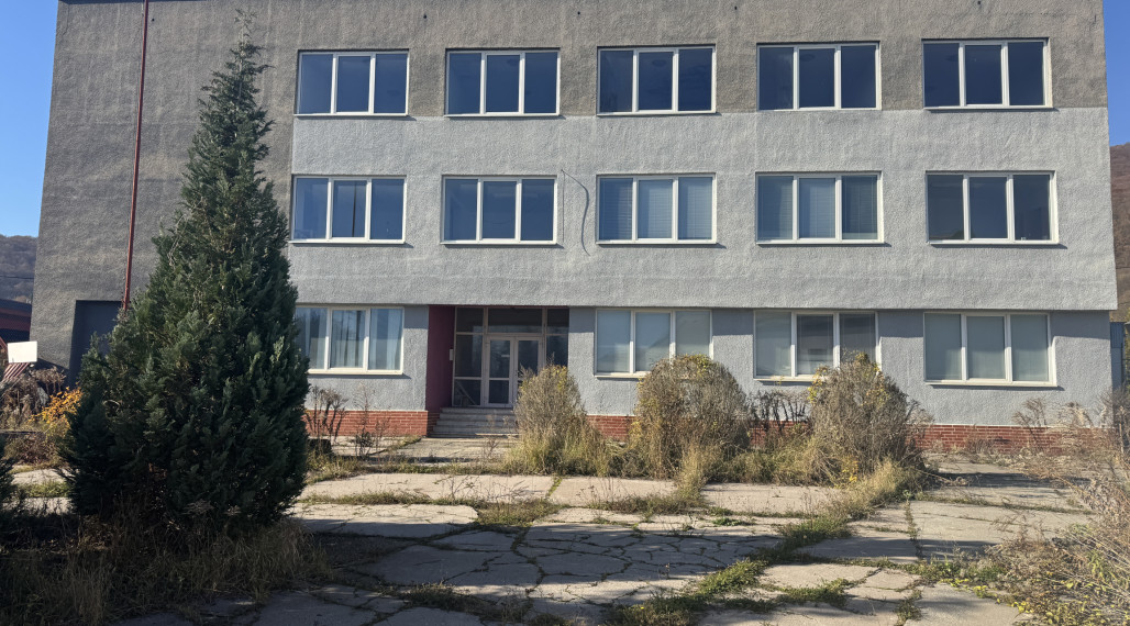 NA PREDAJ_Administratívna budova_Štítnická ulica_priemyselná časť na konci Rožňavy