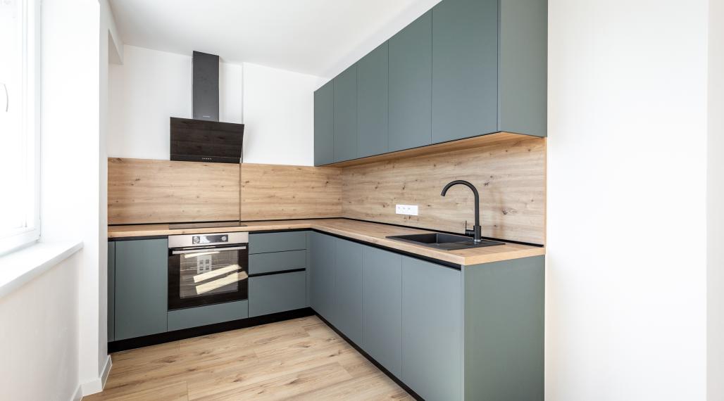 NA PREDAJ_"TURŇA LIVING"_obnovený bytový dom_16 bytov_2 izbák_1. posch._55m2_98.000€