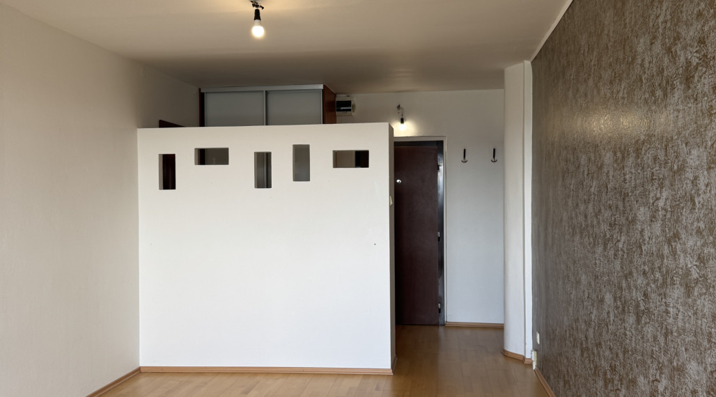 NA PREDAJ_1 izbový byt_kompletná rekonštrukcia_Furča_43 m2_veľká zasklená loggia_špajza_pivnica