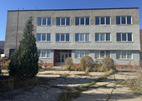 NA PREDAJ_Administratívna budova_Štítnická ulica_priemyselná časť na konci Rožňavy