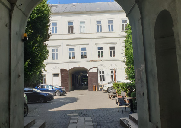 NA PRENÁJOM - podnikajte v Starom Meste - na HLAVNEJ ulici !